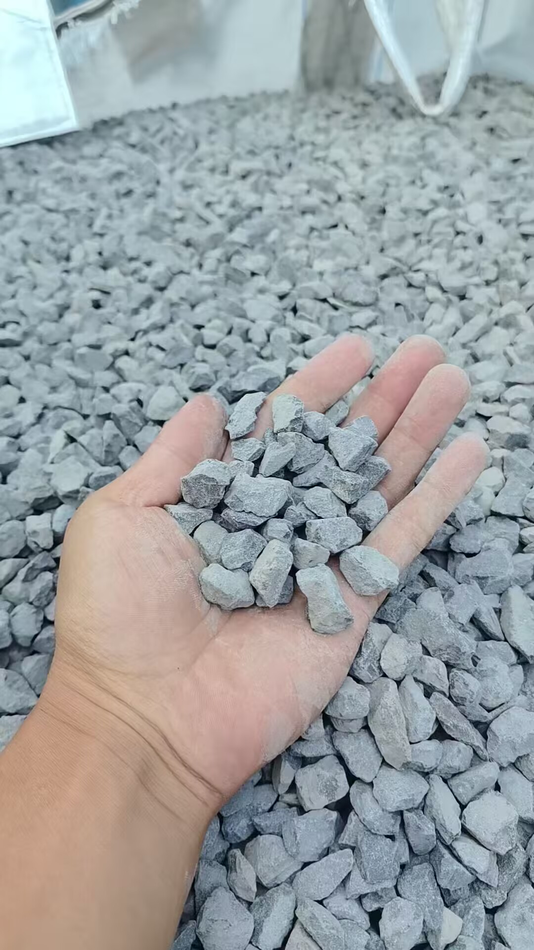 1--1.5厘米黑灰色砾石.jpg